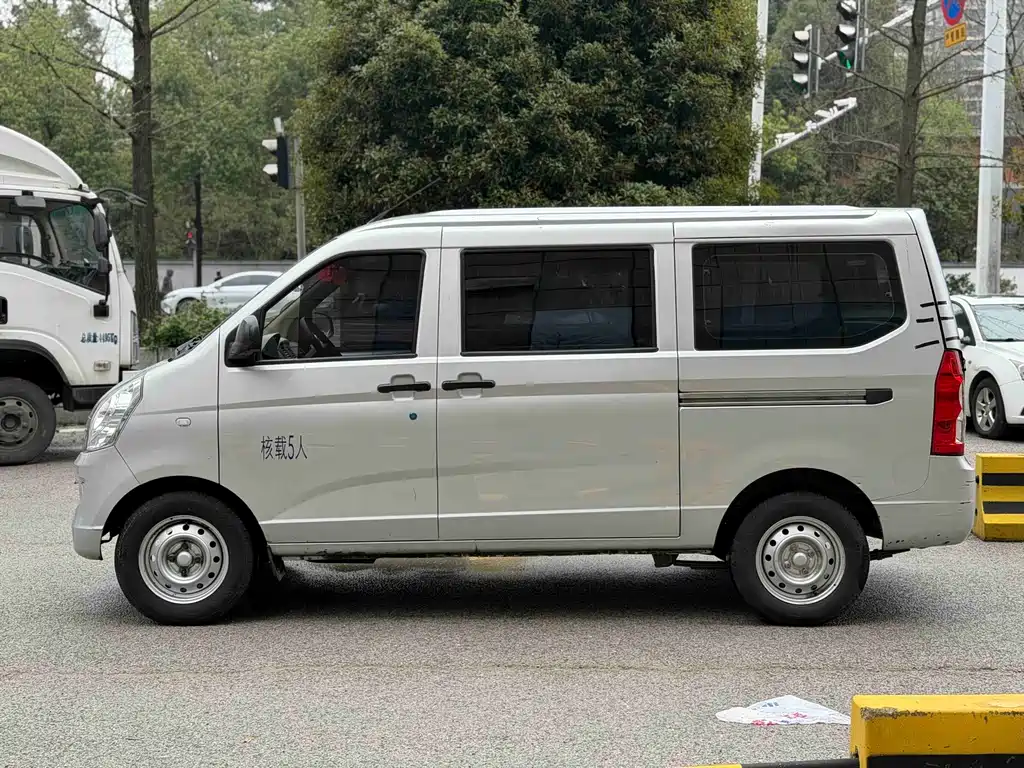 Wuling Rongguang S 1.5 L Basic 5 7-seat