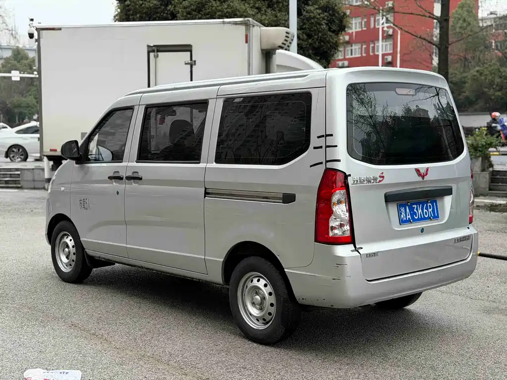 Wuling Rongguang S 1.5 L Basic 5 7-seat