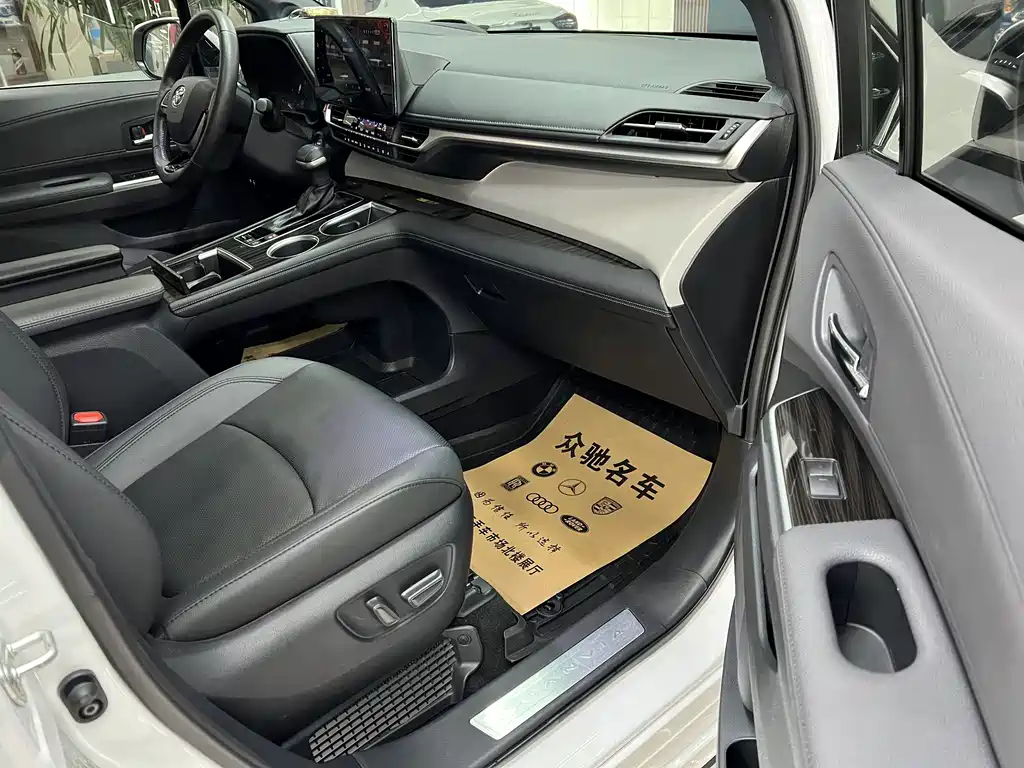 Granvia 2.5 L Hybrid Flagship VIP