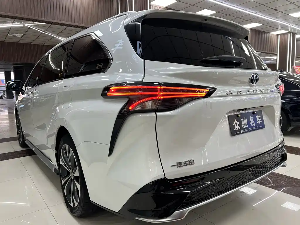 Granvia 2.5 L Hybrid Flagship VIP