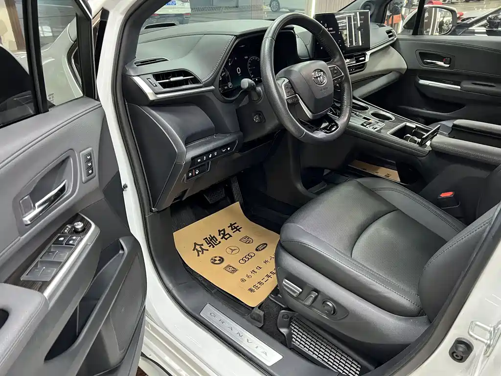 Granvia 2.5 L Hybrid Flagship VIP