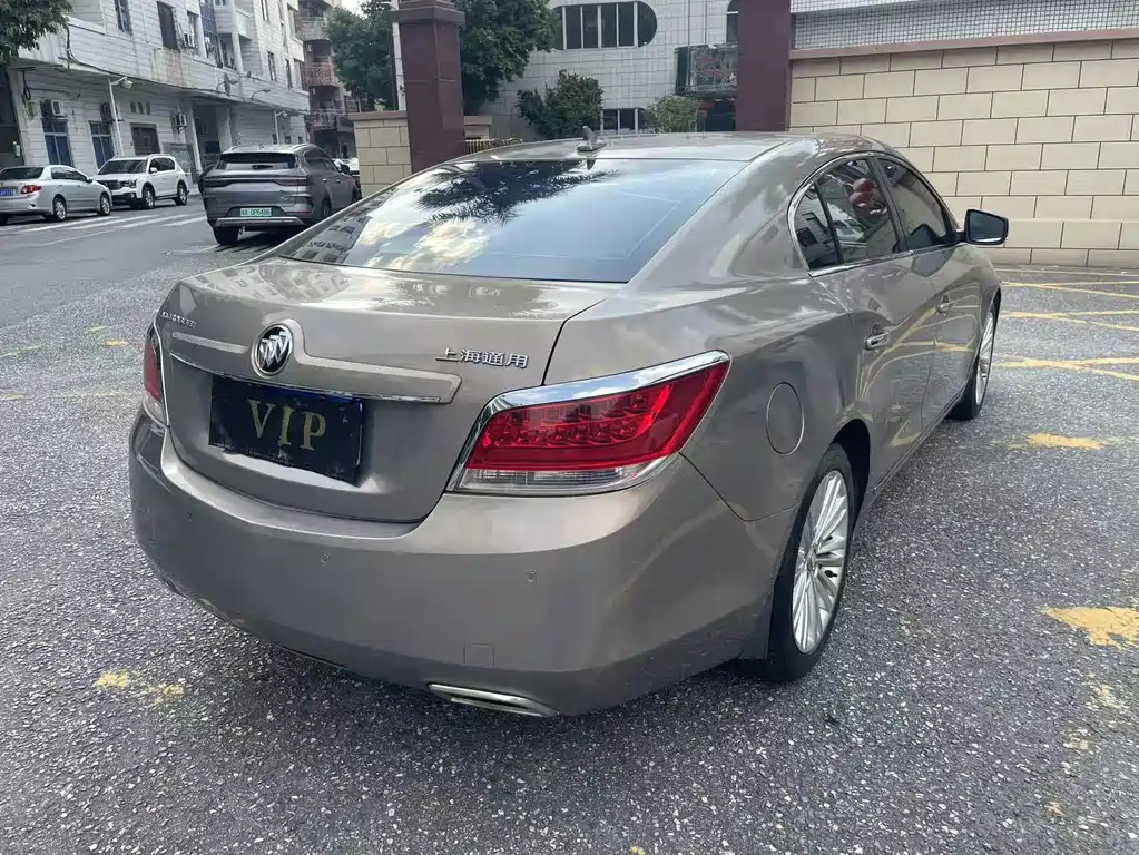 LaCrosse 2.4 L Elegant Luxury