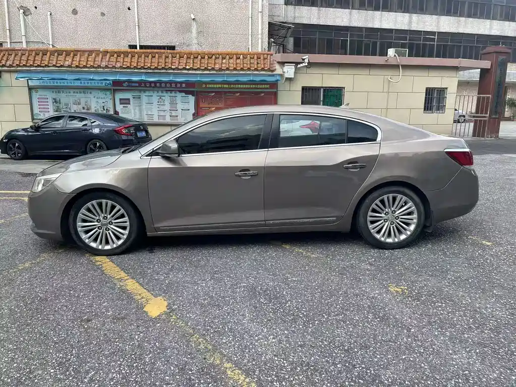 LaCrosse 2.4 L Elegant Luxury