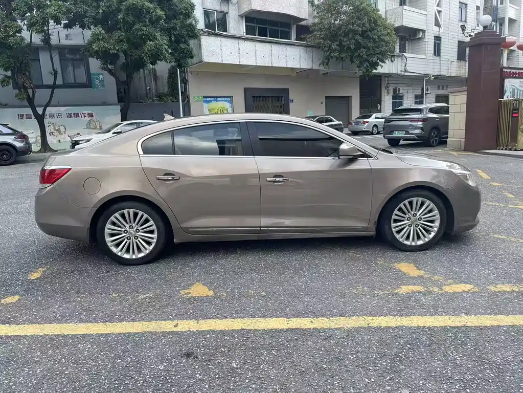 LaCrosse 2.4 L Elegant Luxury