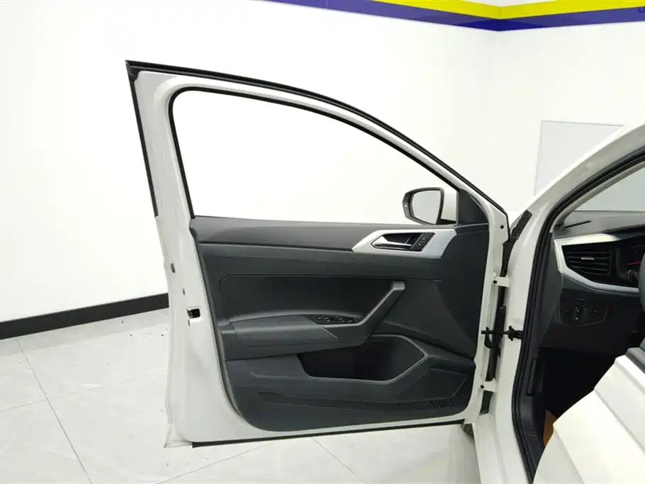 Polo Plus 1.5 L Auto Colorful Tech