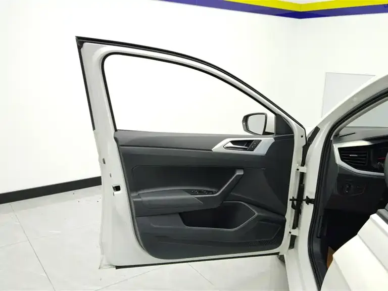 Volkswagen Polo Plus 1.5 L Auto Colorful Tech