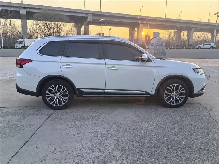 Mitsubishi Outlander 2.4 L 4 WD Luxury 7-seat