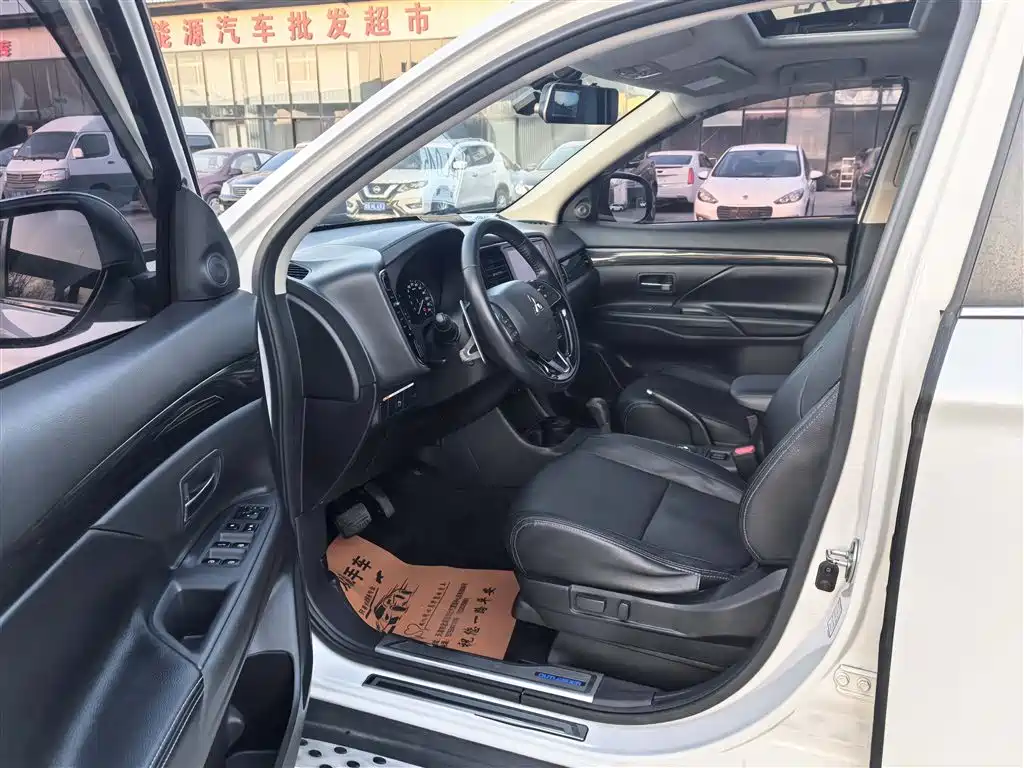 Outlander 2.4 L 4 WD Luxury 7-seat