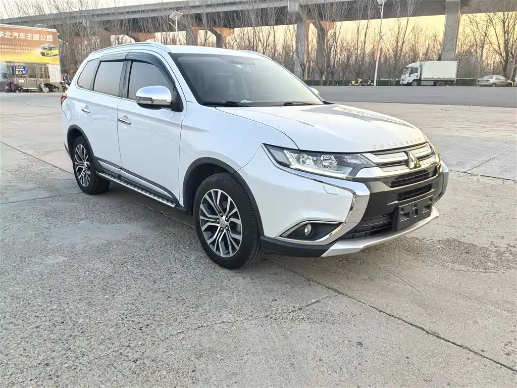 Outlander 2.4 L 4 WD Luxury 7-seat