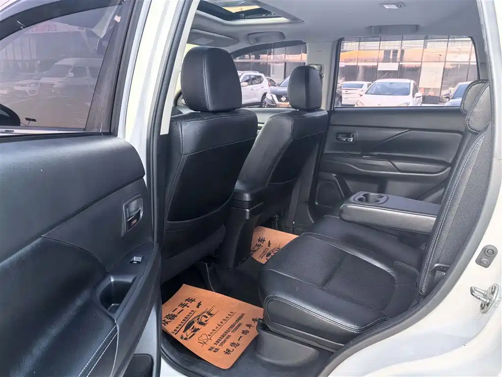 Outlander 2.4 L 4 WD Luxury 7-seat
