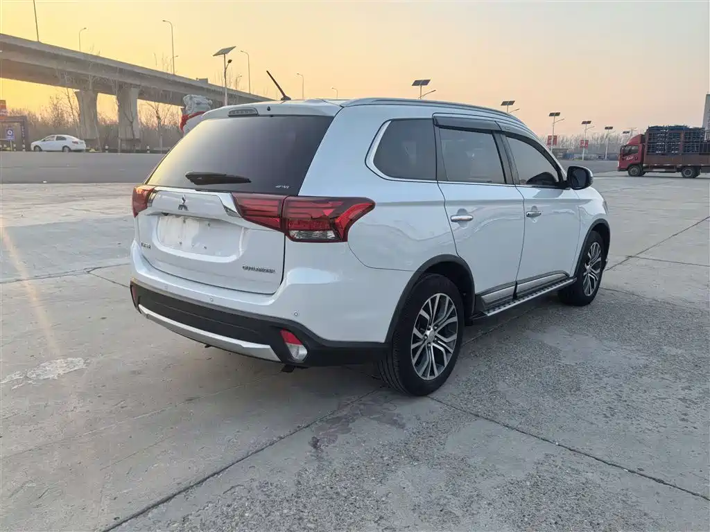 Outlander 2.4 L 4 WD Luxury 7-seat