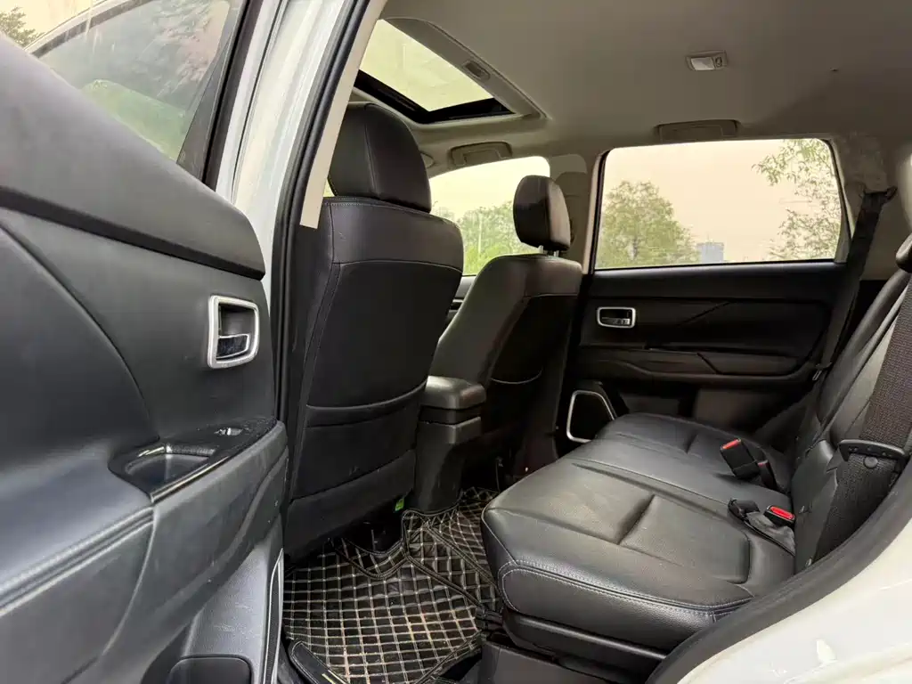 Outlander 2.0 L 2 WD Excellence 7-seat
