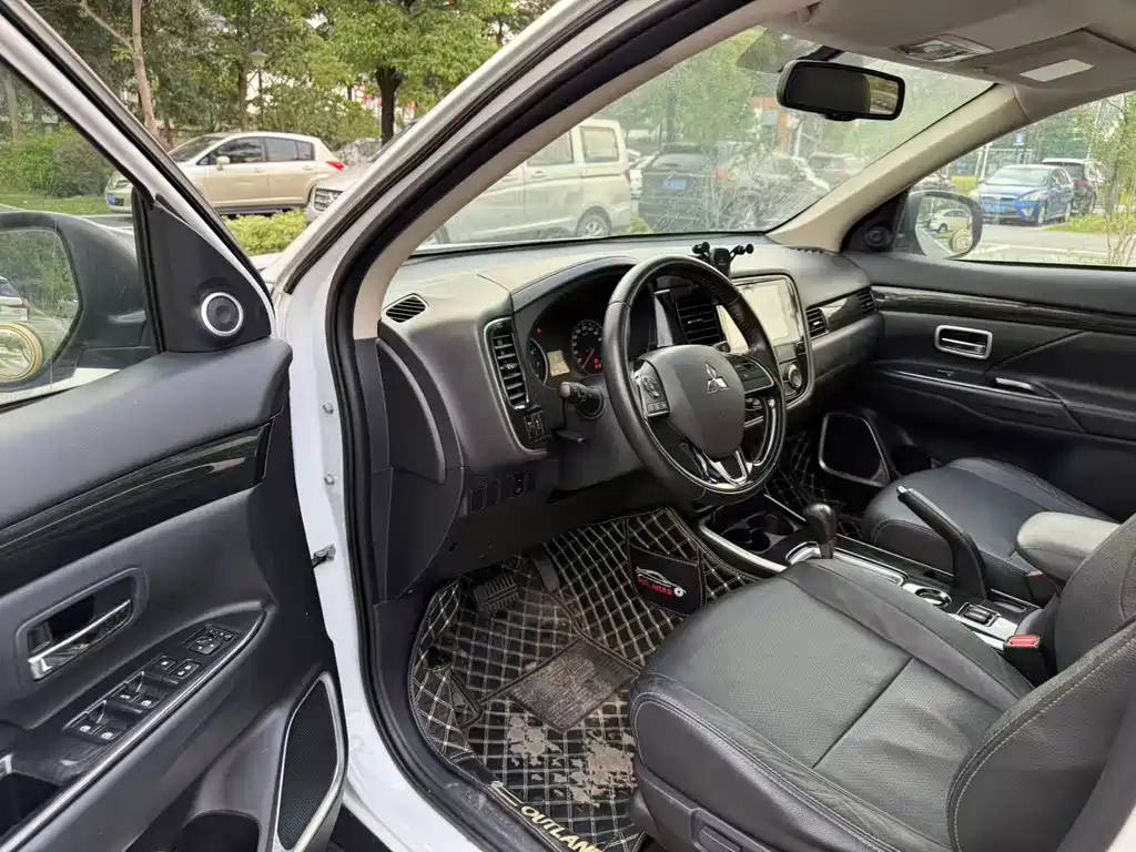 Outlander 2.0 L 2 WD Excellence 7-seat