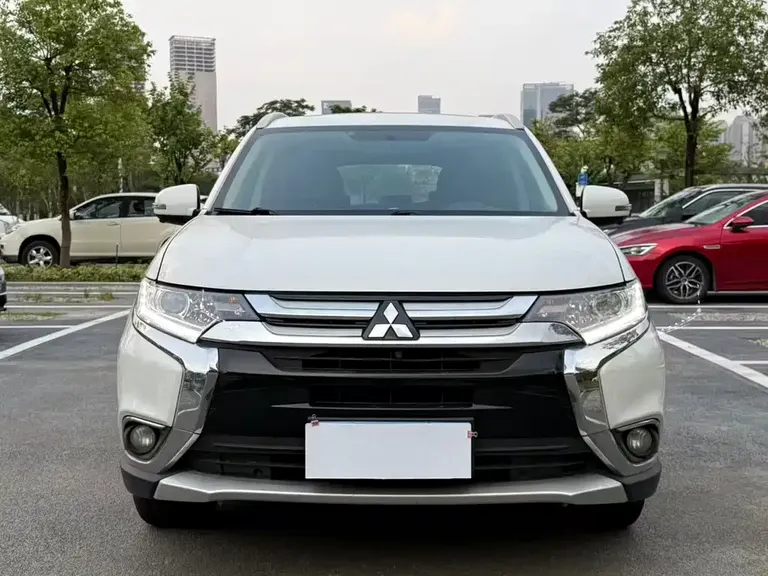 Mitsubishi Outlander 2.0 L 2 WD Excellence 7-seat