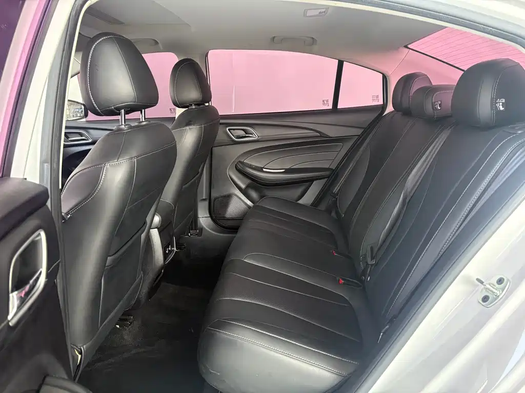 Roewe i5 1.5 L Auto 4 G Connected Leading Luxury Flagship
