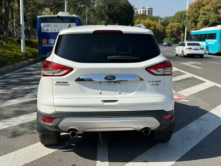 Ford Kuga 2.0 L GTDi 4 WD Distinguished