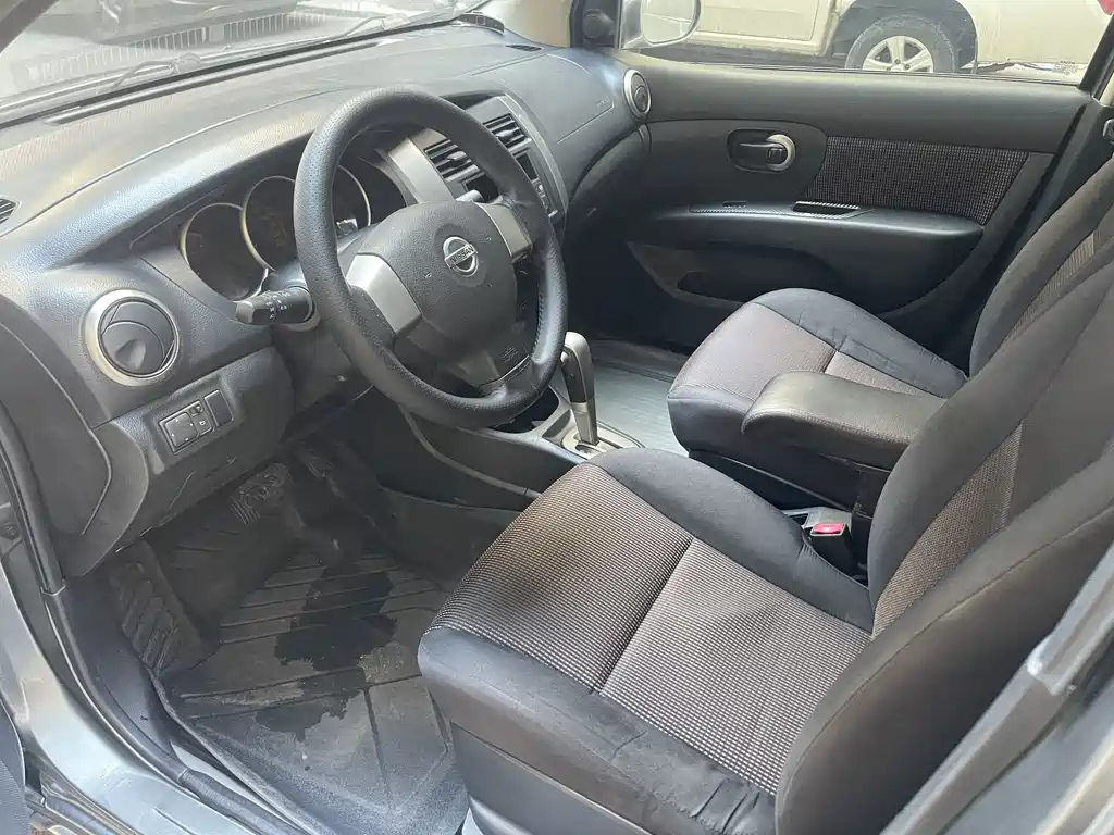 Livina 1.6 L Auto