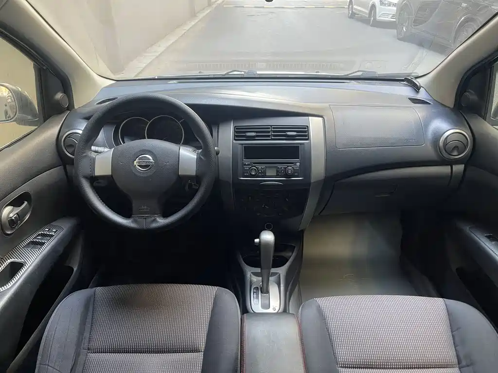 Livina 1.6 L Auto