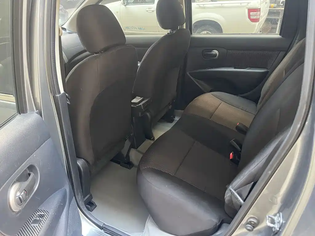 Livina 1.6 L Auto