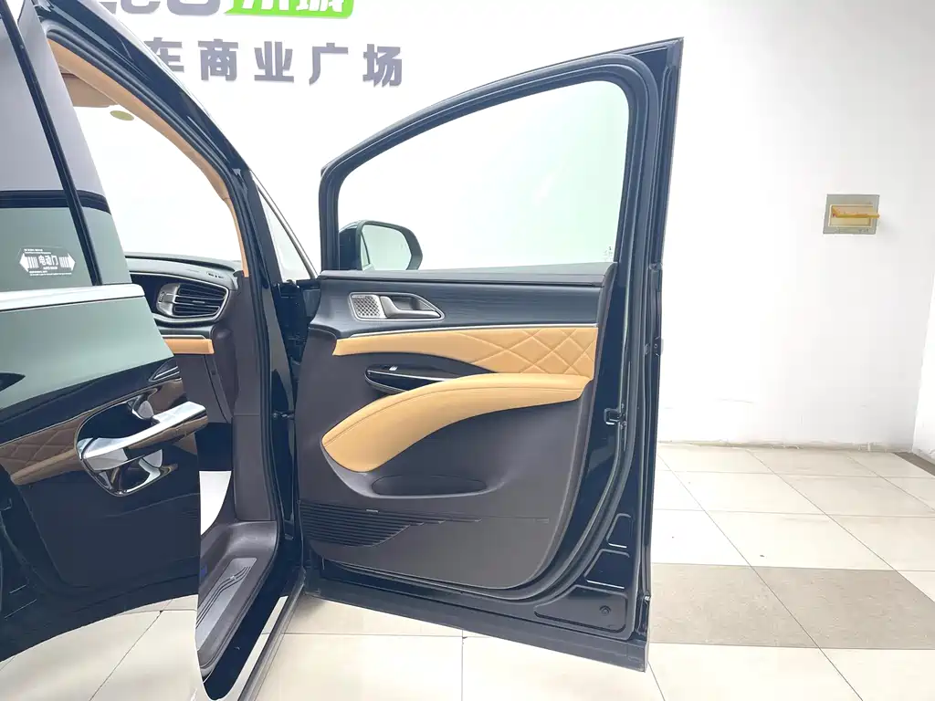 Denza D9 DM-i Smart Drive 1020 4 WD Flagship