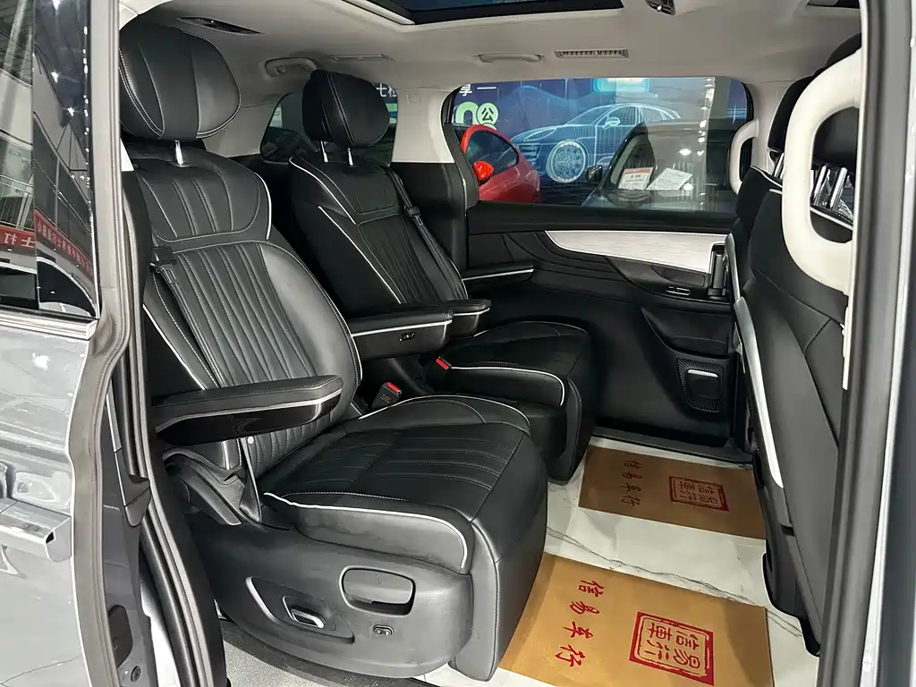Roewe iMAX8 400 TGI Flagship