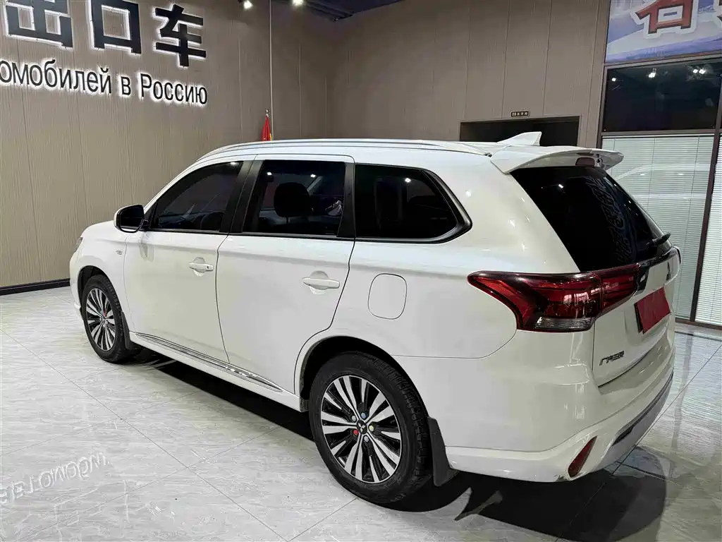 Outlander 2.0 L 2 WD Smooth Travel 5-seat