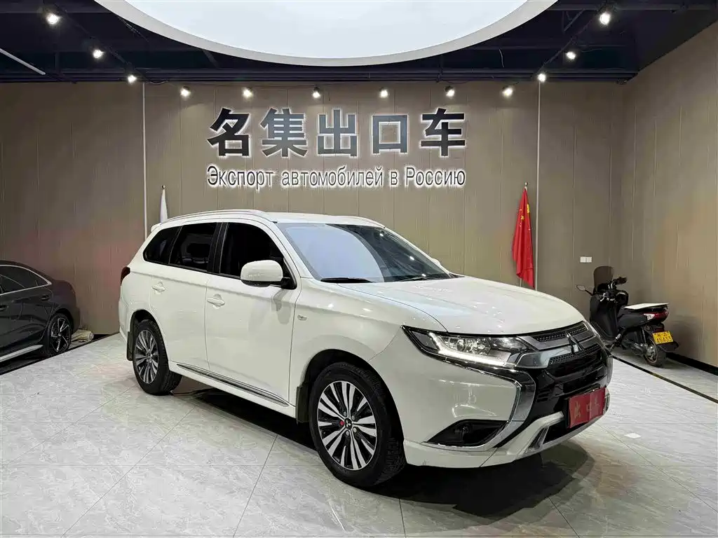 Outlander 2.0 L 2 WD Smooth Travel 5-seat