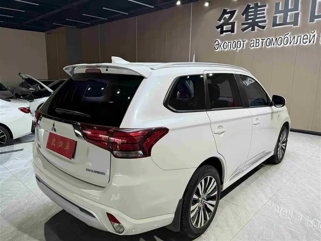 Outlander 2.0 L 2 WD Smooth Travel 5-seat