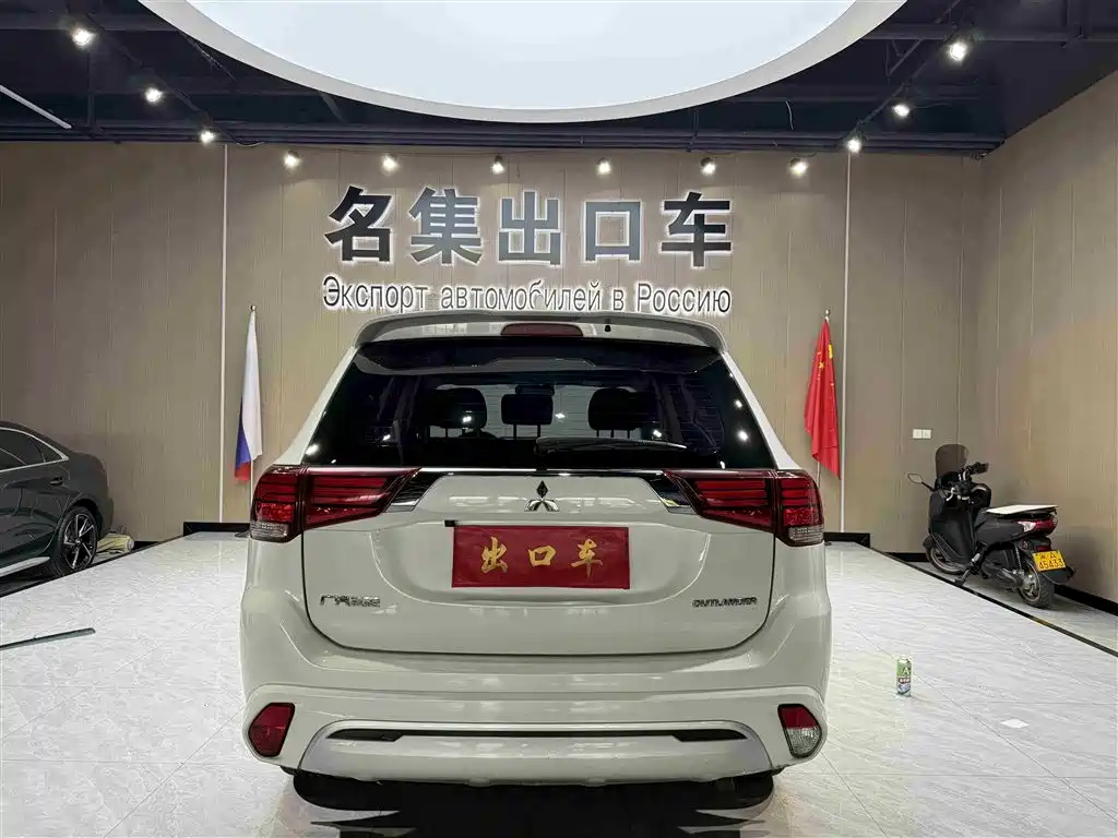 Outlander 2.0 L 2 WD Smooth Travel 5-seat