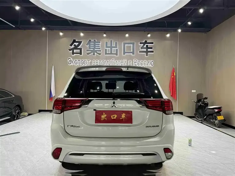 Mitsubishi Outlander 2.0 L 2 WD Smooth Travel 5-seat