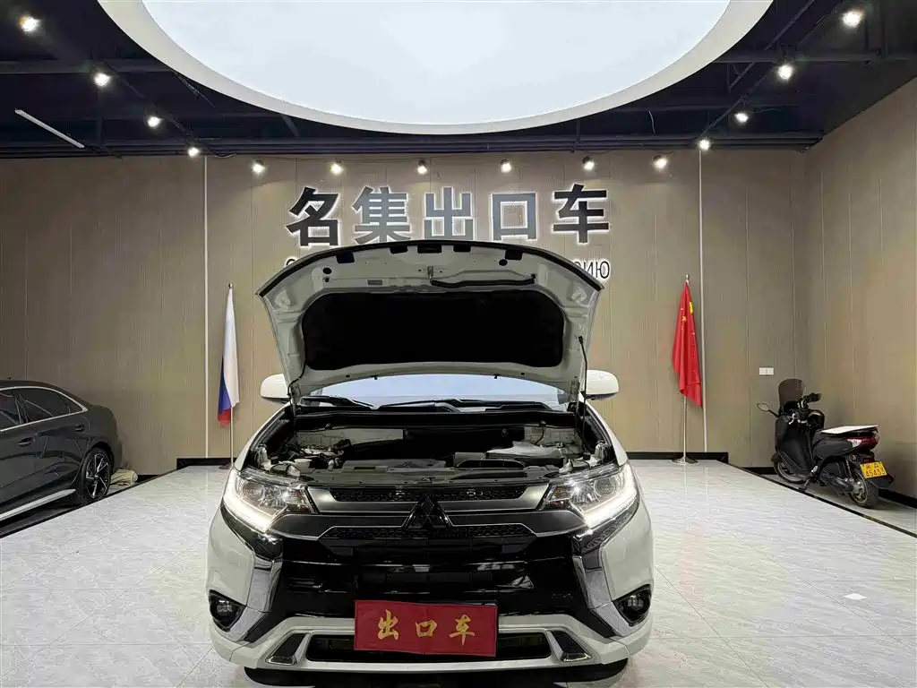 Outlander 2.0 L 2 WD Smooth Travel 5-seat