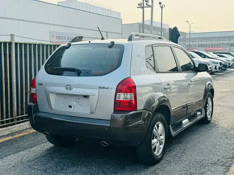 Hyundai Tucson 2.0 L Auto 2 WD Sunroof