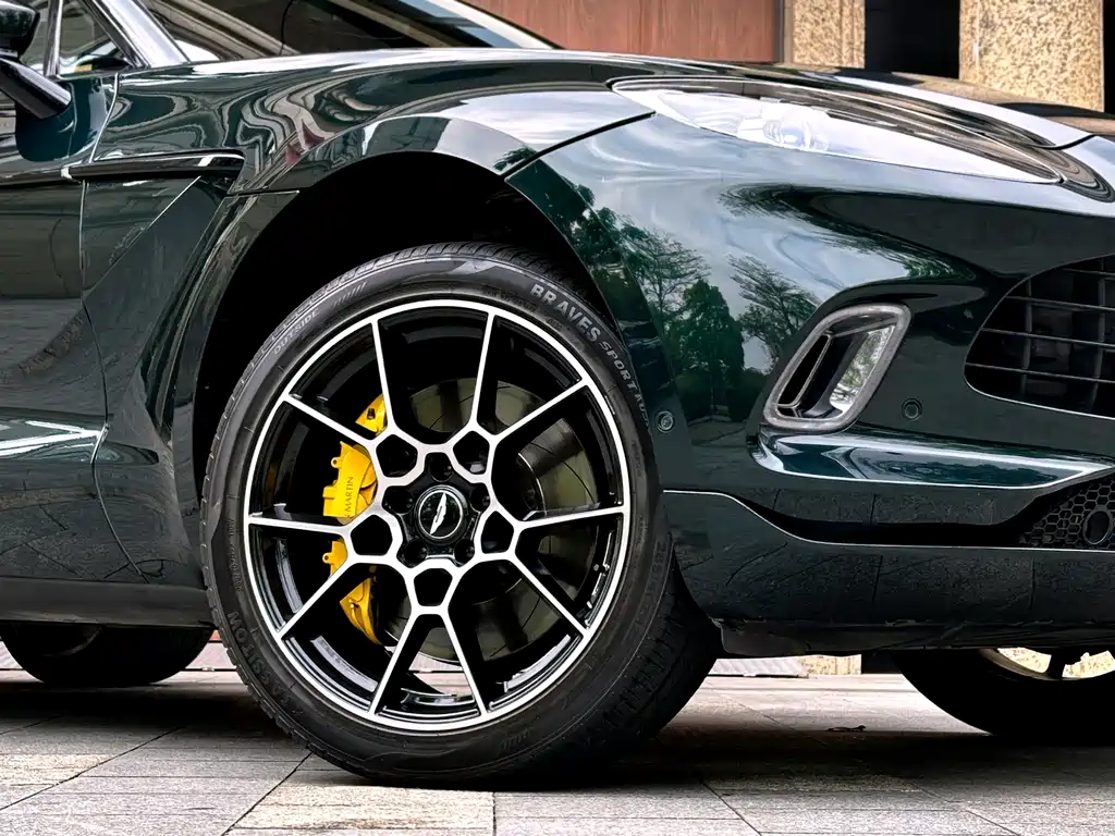 Aston Martin DBX 4.0 T V8