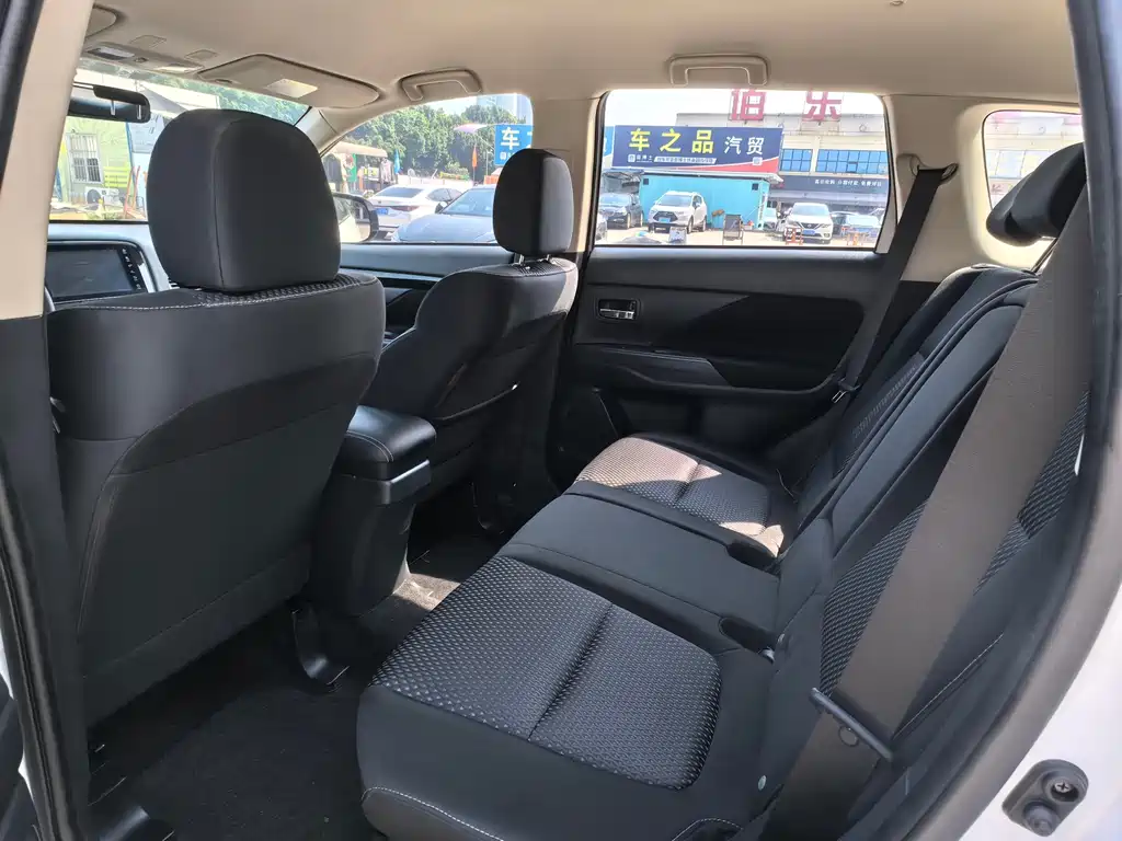 Outlander Facelift 2.0 L 2 WD Smooth Travel 5-seat