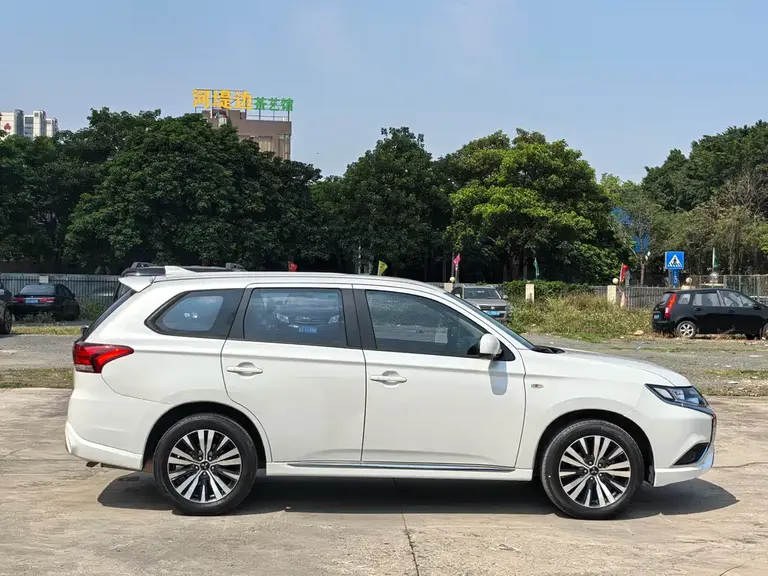 Mitsubishi Outlander Facelift 2.0 L 2 WD Smooth Travel 5-seat