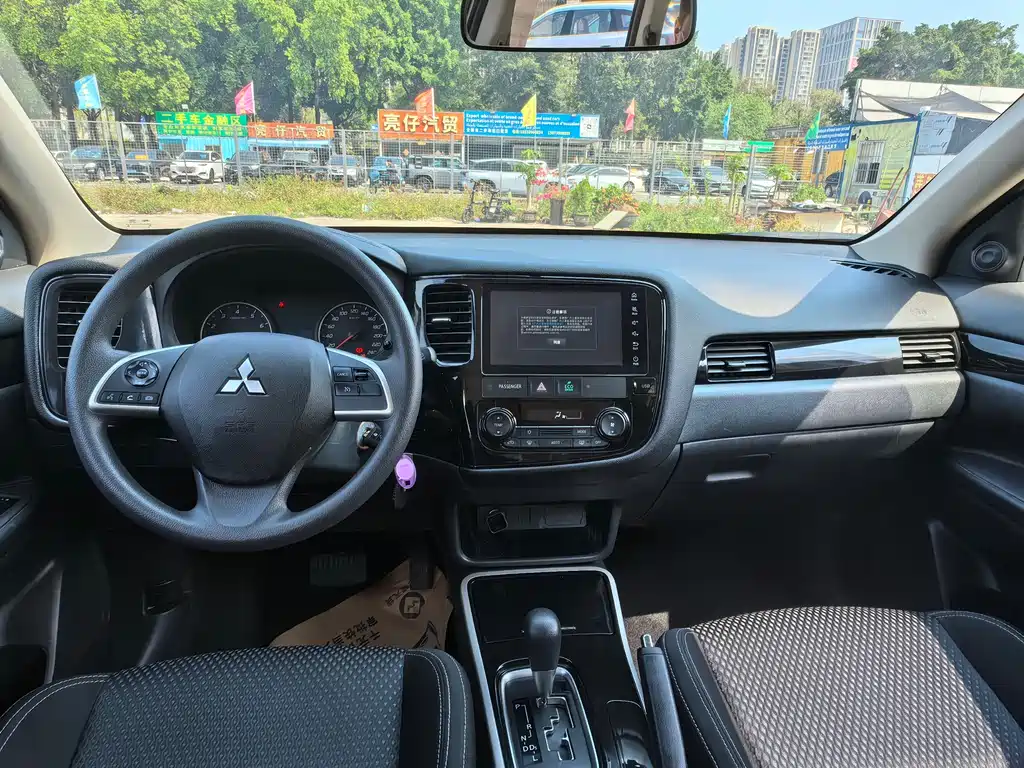 Outlander Facelift 2.0 L 2 WD Smooth Travel 5-seat