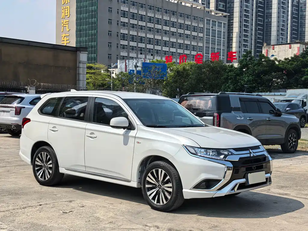 Outlander Facelift 2.0 L 2 WD Smooth Travel 5-seat