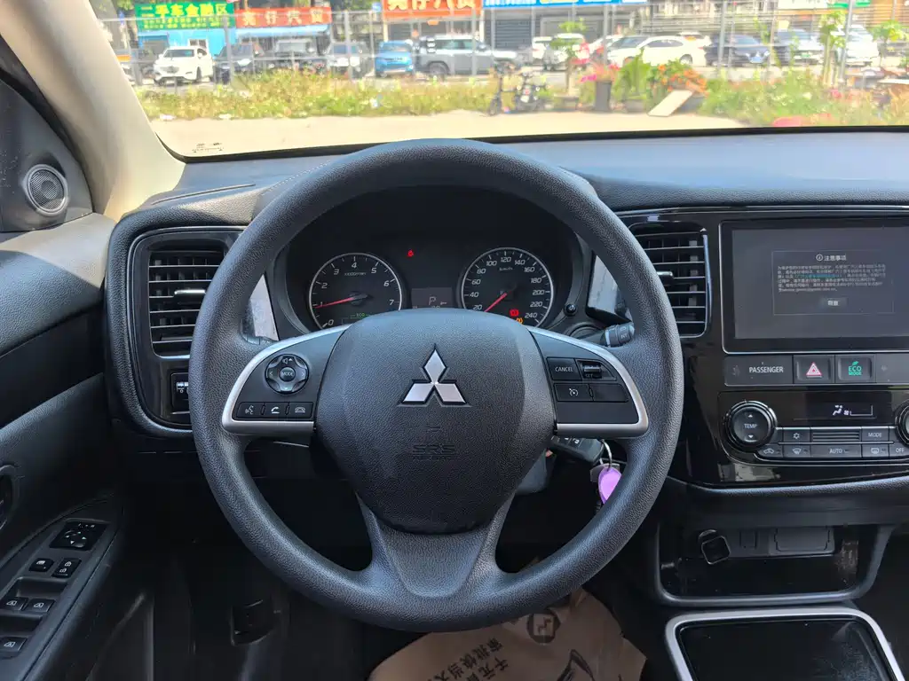 Outlander Facelift 2.0 L 2 WD Smooth Travel 5-seat
