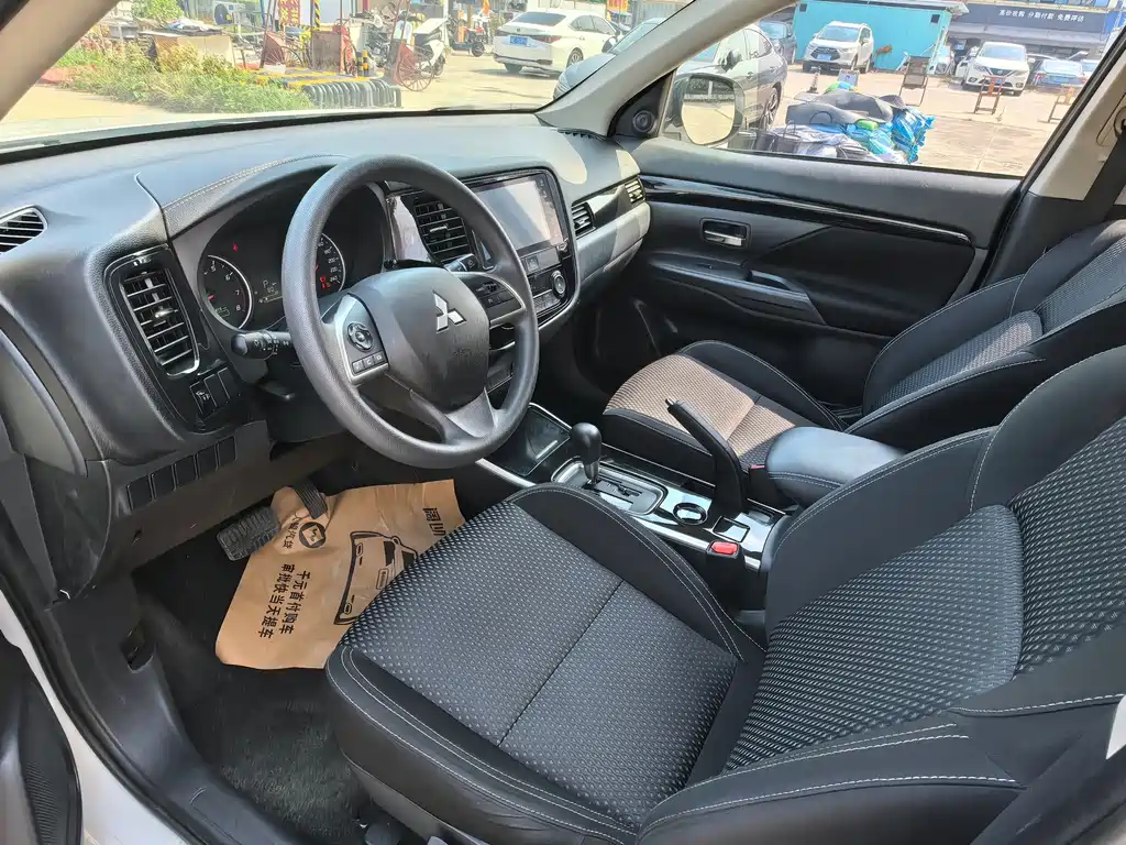 Outlander Facelift 2.0 L 2 WD Smooth Travel 5-seat
