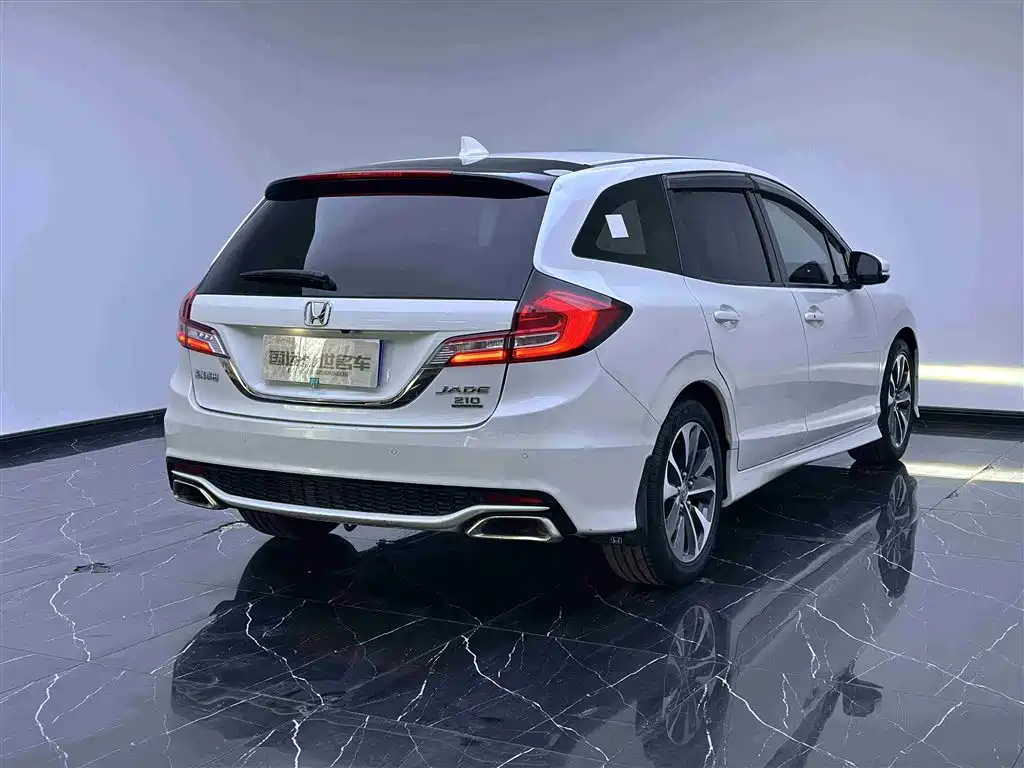 Jade 210 TURBO CVT Style 5-seat