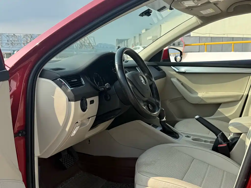 Octavia 1.6 L Auto Yijie