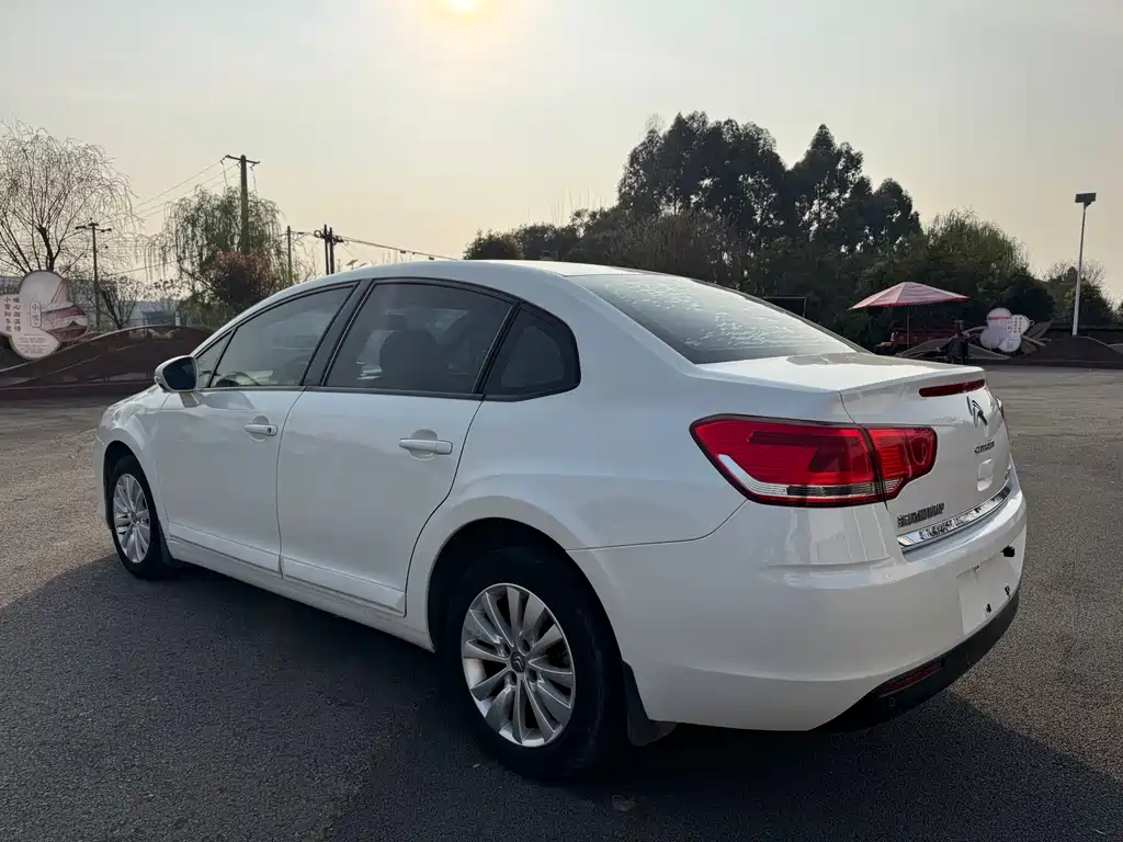 C-Quatre Sedan 1.6 L Manual Fashionable