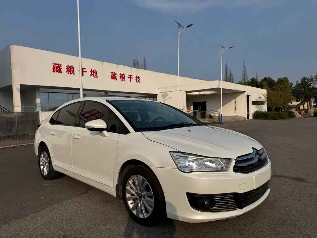 C-Quatre Sedan 1.6 L Manual Fashionable
