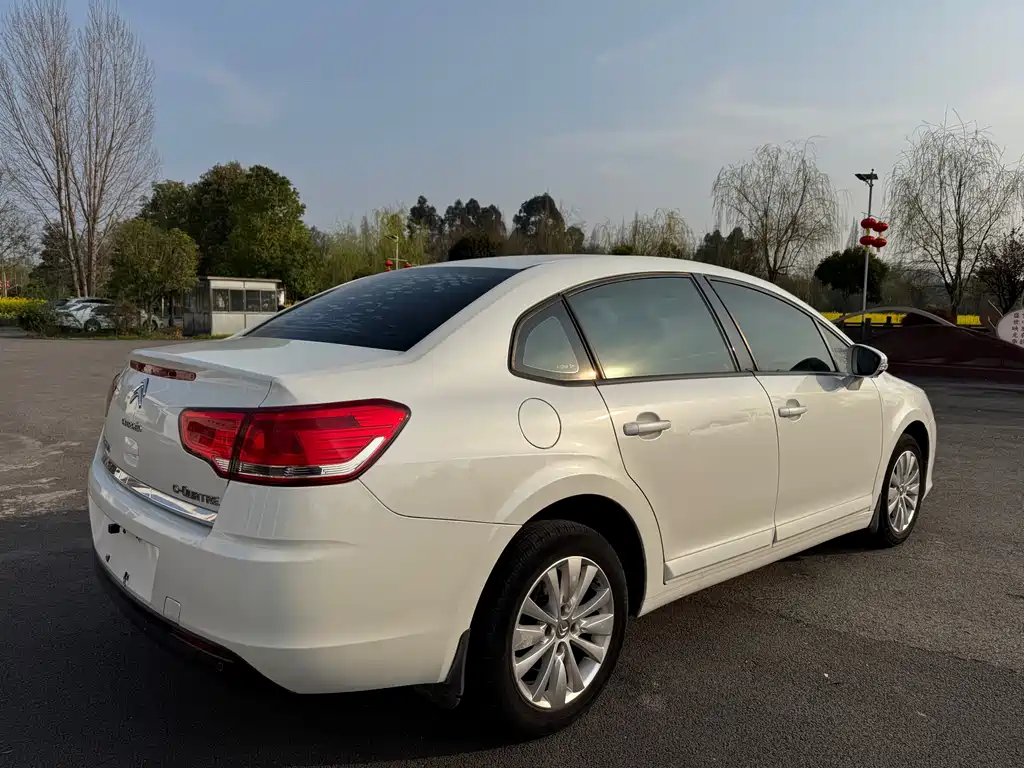 C-Quatre Sedan 1.6 L Manual Fashionable