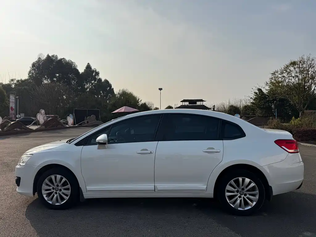 C-Quatre Sedan 1.6 L Manual Fashionable