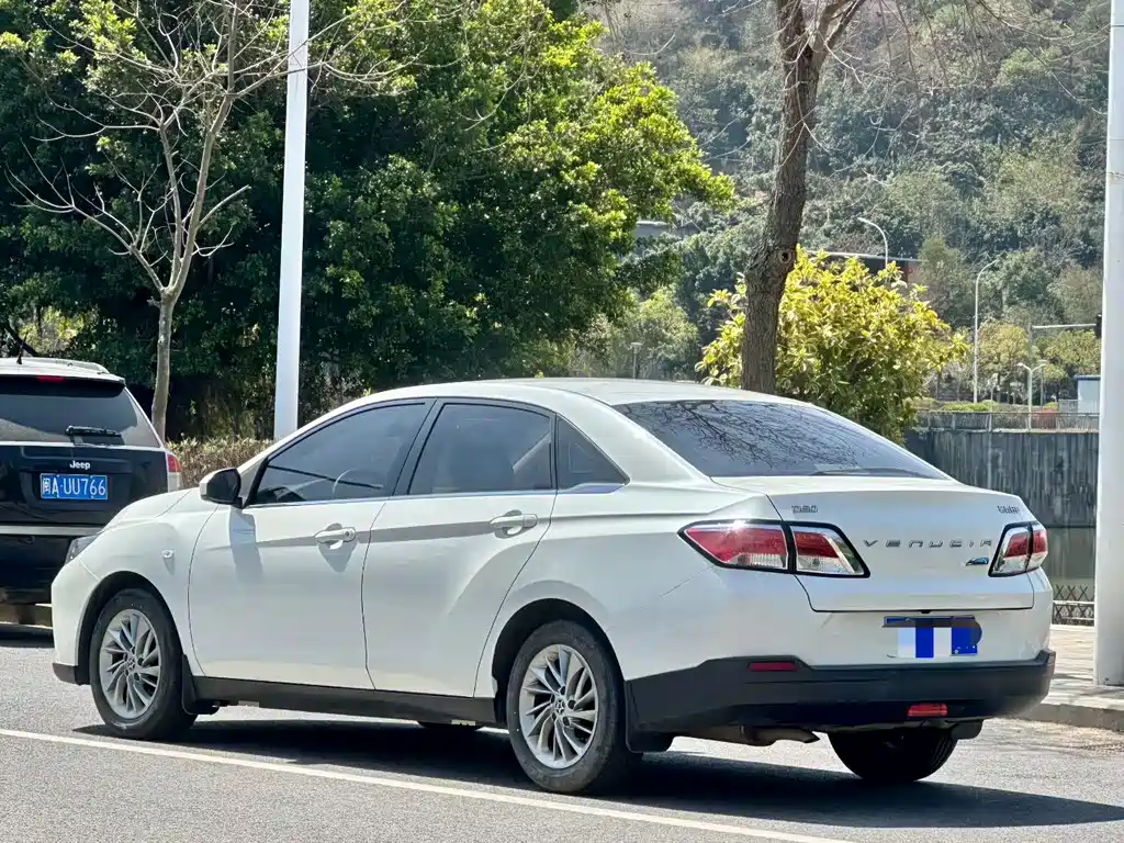 Venucia D60 1.6 L XE CVT Smooth Travel