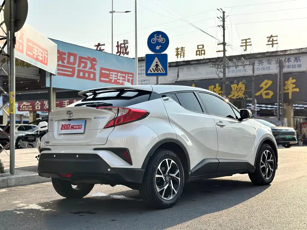 Toyota C-HR 2.0 L Leading