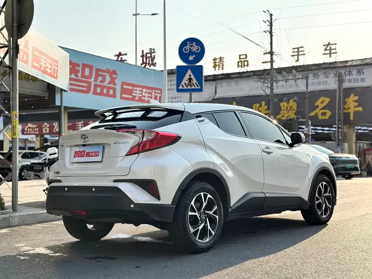 Toyota C-HR 2.0 L Leading