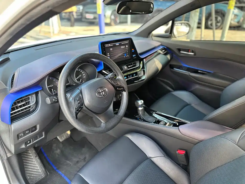 Toyota C-HR 2.0 L Leading