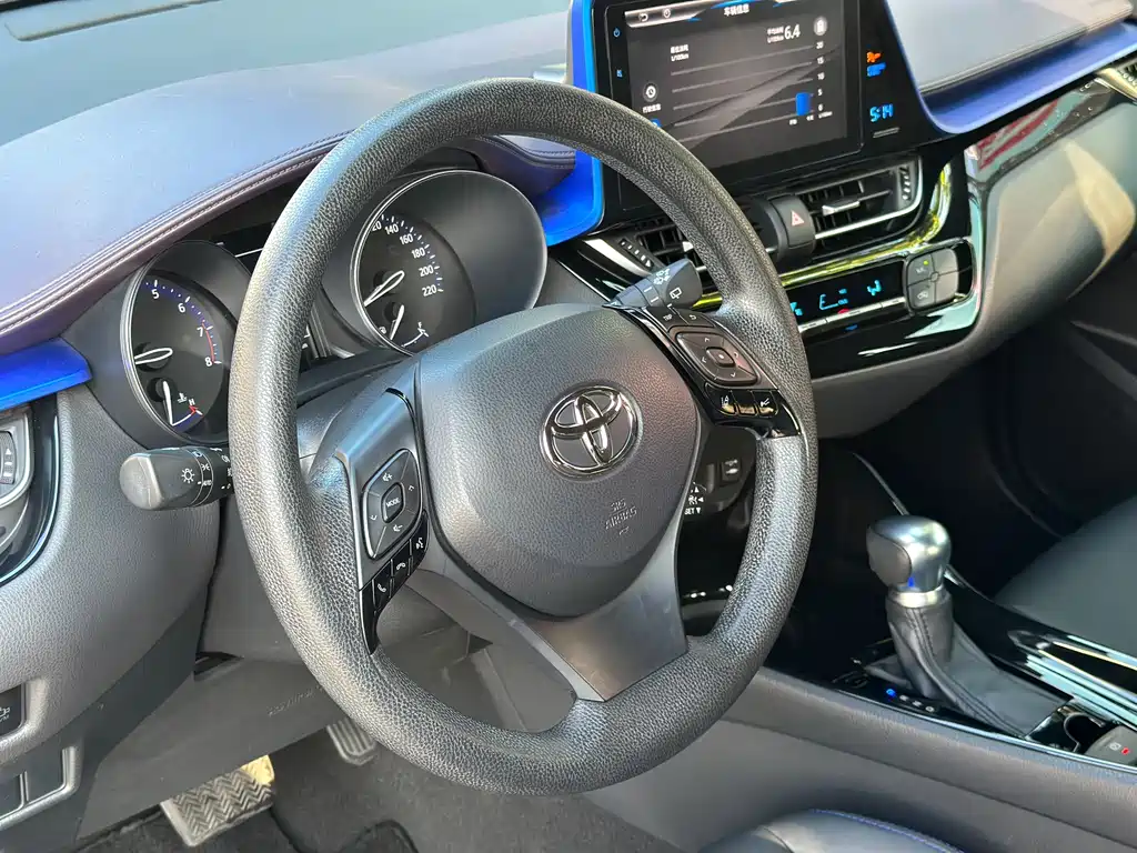 Toyota C-HR 2.0 L Leading